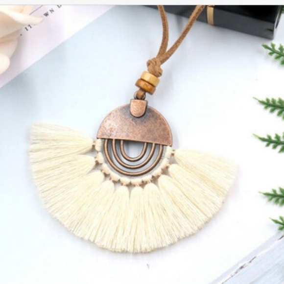 Three different Colors - Tasseled Necklace - Picture 2 of 3